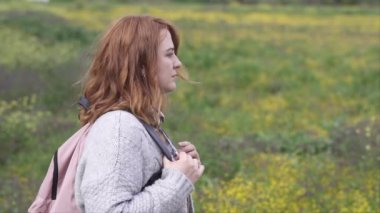  Kadın tarlalarda yürüyüş, açık havada, sığ alan derinliği yavaş hareket video, gimbal ile vurdu