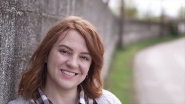  Büyük gülümseme, açık havada, sığ alan derinliği yavaş hareket video ile kadın, gimbal ile vurdu