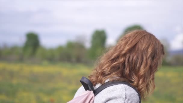 Mujer Caminando Aire Libre Profundidad Superficial Campo Video Cámara Lenta — Vídeos de Stock