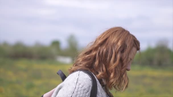 Mujer Caminando Aire Libre Profundidad Superficial Campo Video Cámara Lenta — Vídeo de stock