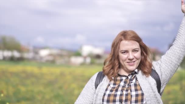 Mujer Con Una Gran Sonrisa Aire Libre Profundidad Superficial Campo — Vídeo de stock