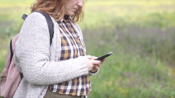 Femme Textos Extérieur Faible Profondeur Champ Vidéo Ralenti Prise Vue — Video