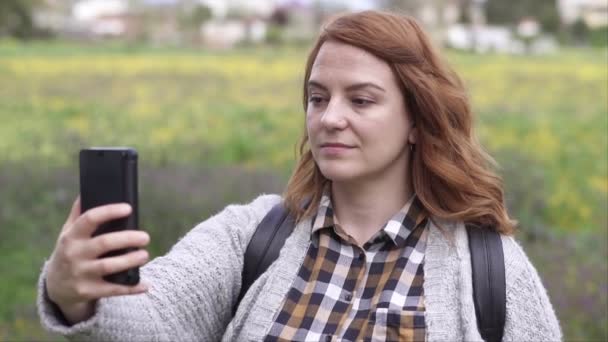 Mujer Tomando Selfie Aire Libre Poca Profundidad Campo Video Cámara — Vídeos de Stock