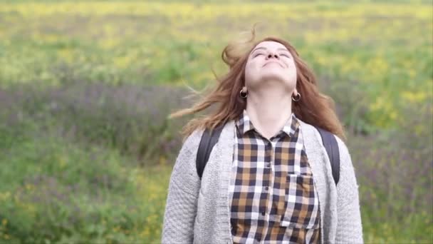 Vrouw Zwaaien Haar Buitenshuis Ondiepe Diepte Van Het Veld Slow — Stockvideo