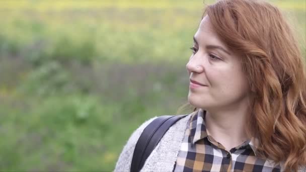偉大な笑顔で女性 屋外で 浅いフィールドスローモーションビデオ ジンバルで撮影 — ストック動画
