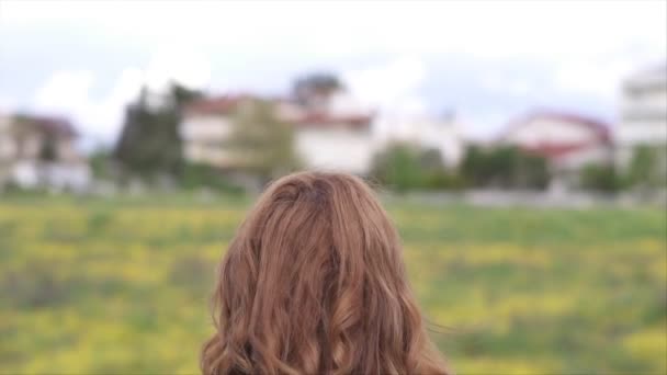 Mulher Volta Câmera Inclina Para Céu Livre Profundidade Rasa Campo — Vídeo de Stock