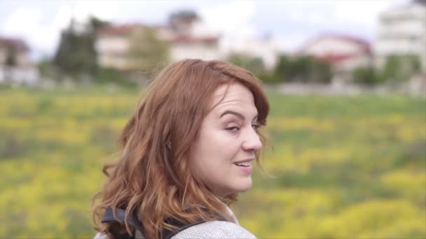 Mujer Con Una Gran Sonrisa Aire Libre Profundidad Superficial Campo — Vídeo de stock