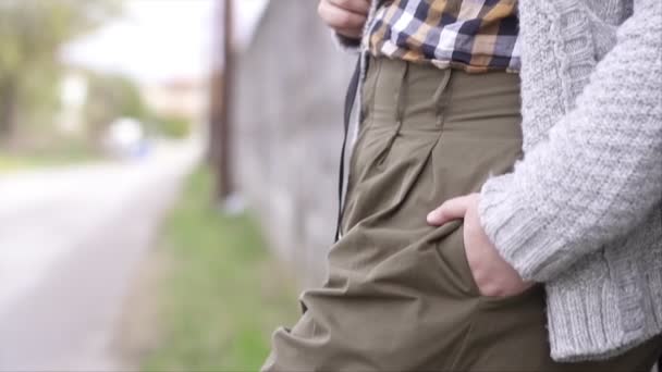 Vrouw Met Grote Glimlach Kantelen Buitenshuis Ondiepe Diepte Van Het — Stockvideo