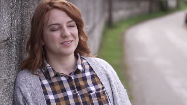 Mujer Con Una Gran Sonrisa Relajado Con Los Ojos Cerrados — Vídeos de Stock