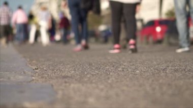 Gidiş-geliş, şehirde yürüyen Insanlar, Slow Motion