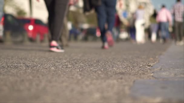 Машины Люди Гуляющие Городу Медленное Движение — стоковое видео