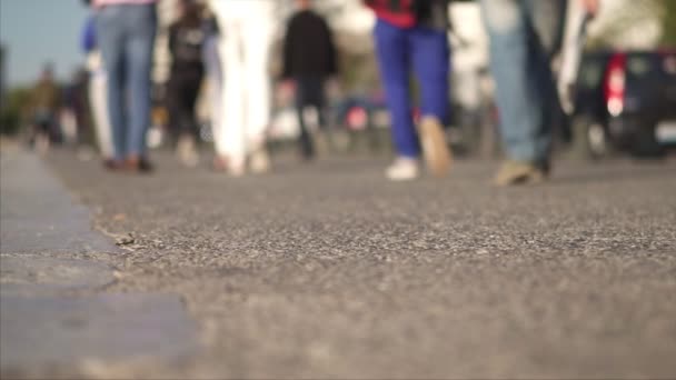 Машины Люди Гуляющие Городу Медленное Движение — стоковое видео