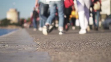 Gidiş-geliş, şehirde yürüyen Insanlar, Slow Motion