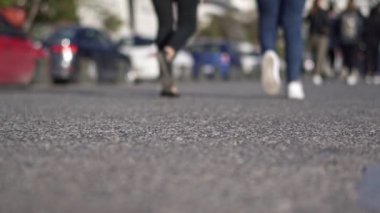 Gidiş-geliş, şehirde yürüyen Insanlar, Slow Motion