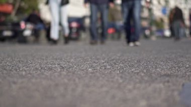 Gidiş-geliş, şehirde yürüyen Insanlar, Slow Motion