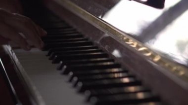 Müzisyen, Slow Motion video, doğal ışık ile bir odada piyano çalar