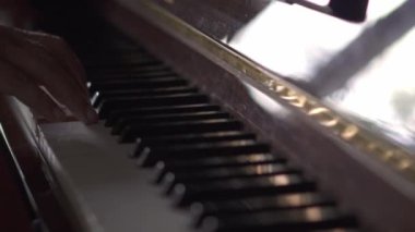 Müzisyen, Slow Motion video, doğal ışık ile bir odada piyano çalar