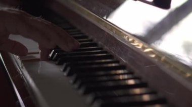 Müzisyen, Slow Motion video, doğal ışık ile bir odada piyano çalar