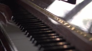 Müzisyen, Slow Motion video, doğal ışık ile bir odada piyano çalar