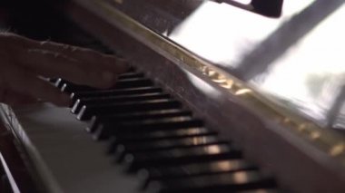 Müzisyen, Slow Motion video, doğal ışık ile bir odada piyano çalar