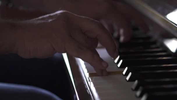 Músico Toca Piano Vídeo Cámara Lenta Una Habitación Con Luz — Vídeos de Stock