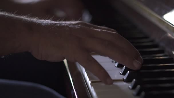 Músico Toca Piano Vídeo Slow Motion Uma Sala Com Luz — Vídeo de Stock