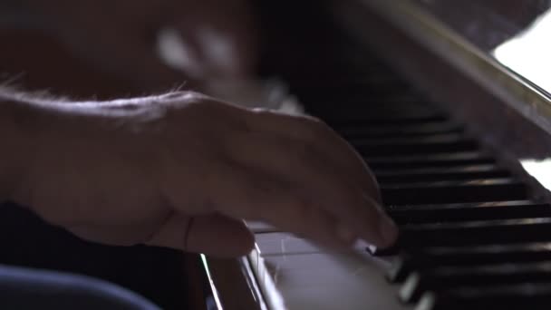 Músico Toca Piano Vídeo Slow Motion Uma Sala Com Luz — Vídeo de Stock