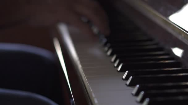 Músico Toca Piano Vídeo Slow Motion Uma Sala Com Luz — Vídeo de Stock