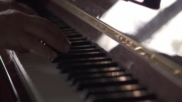 Hudebník Hraje Klavír Pomalém Filmu Místnosti Přirozeným Světlem — Stock video