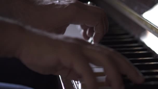 Muzikant Speelt Piano Slow Motion Video Een Kamer Met Natuurlijk — Stockvideo