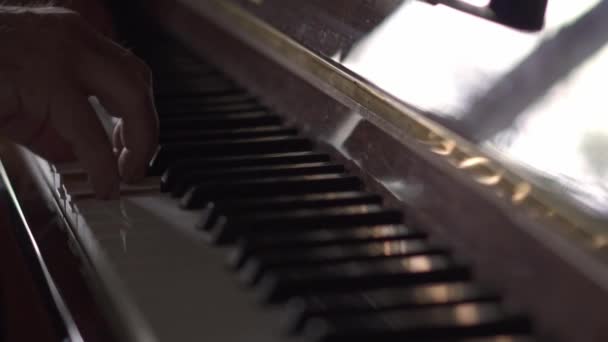 Музыкант Играет Фортепиано Видео Slow Motion Комнате Естественным Освещением — стоковое видео