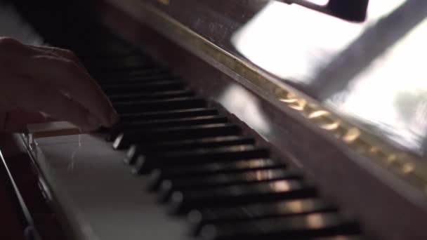 Musicien Joue Piano Dans Vidéo Slow Motion Dans Une Pièce — Video