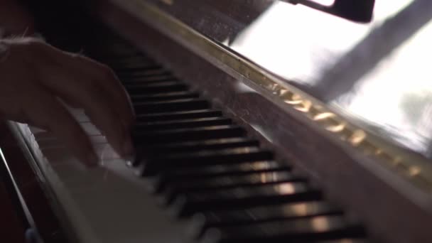 Músico Toca Piano Vídeo Slow Motion Uma Sala Com Luz — Vídeo de Stock