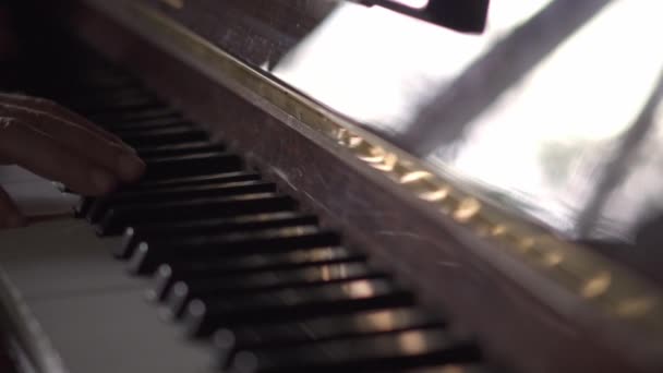 Músico Toca Piano Vídeo Cámara Lenta Una Habitación Con Luz — Vídeos de Stock