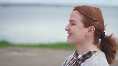  Büyük bir gülümseme ile Kadın, açık havada, metin için alan, alan yavaş hareket video sığ derinliği, gimbal ile çekilen