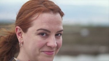  Büyük bir gülümseme ile Kadın, açık havada, kamera onun etrafında izler, alan yavaş hareket video sığ derinliği, gimbal ile çekilen