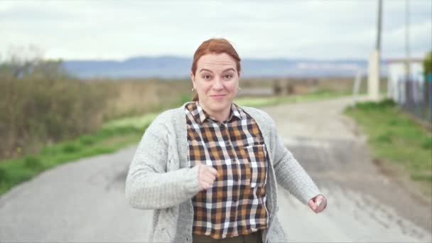 Γυναίκα Μεγάλο Χαμόγελο Τρέξιμο Προς Την Κάμερα Εξωτερικούς Χώρους Ρηχό — Αρχείο Βίντεο