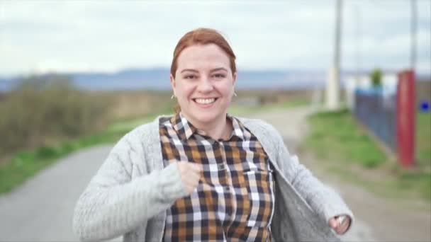 Mulher Com Grande Sorriso Correndo Direção Câmera Livre Profundidade Rasa — Vídeo de Stock