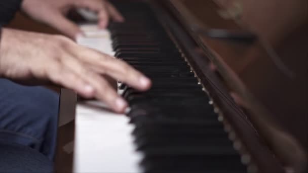 Músico Toca Piano Tiro Médio Com Profundidade Rasa Campo — Vídeo de Stock