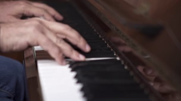 ミュージシャンはピアノを弾く フィールドの浅い深さでミディアムショット — ストック動画