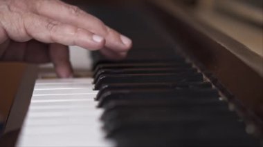 Müzisyen piyano çalar, sığ alan derinliği ile çekim kapatın