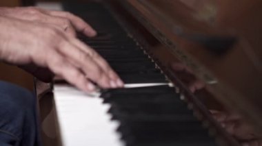 Müzisyen açık piyano çalar, Yavaş Hareket Top View Orta alan sığ derinliği ile vurdu