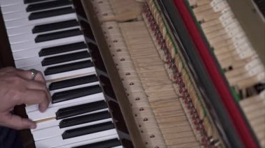 Müzisyen açık piyano çalar, Yavaş Hareket Top View Orta alan sığ derinliği ile vurdu