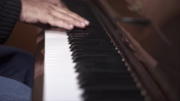 Musikern Spelar Open Piano Slow Motion Uppifrån Medium Shot Med — Stockvideo