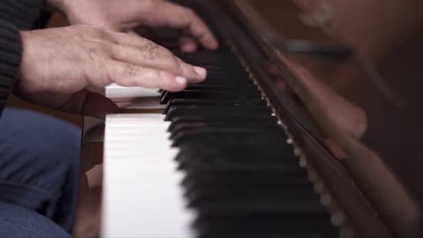 Músico Toca Piano Abierto Slow Motion Top View Tiro Medio — Vídeo de stock