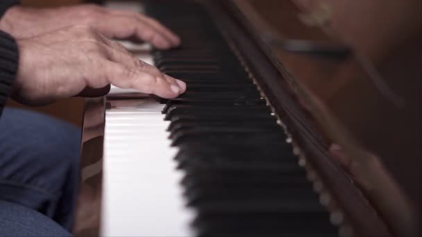 Músico Toca Piano Abierto Slow Motion Top View Tiro Medio — Vídeo de stock