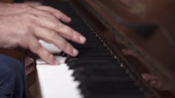 Μουσικός Παίζει Ανοιχτό Πιάνο Αργή Κίνηση Πάνω Θέα Μεσαίο Πλάνο — Αρχείο Βίντεο