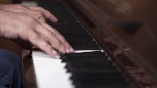 Músico Toca Piano Abierto Slow Motion Top View Tiro Medio — Vídeo de stock