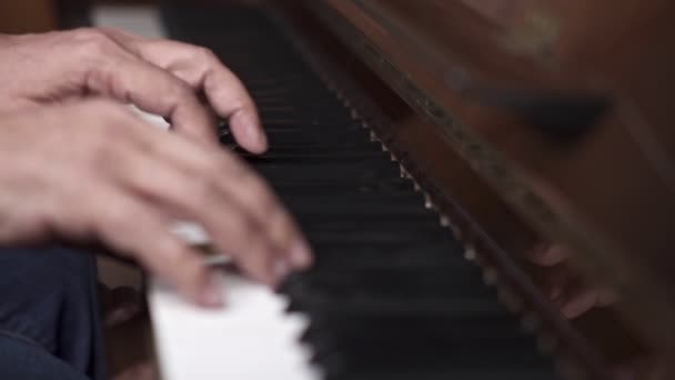 Muzikant Speelt Open Piano Slow Motion Top View Medium Shot — Stockvideo