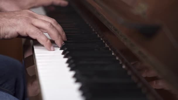 Музикант Грає Відкритому Фортепіано Уповільненому Русі Вид Згори Вистрілив Дрібної — стокове відео